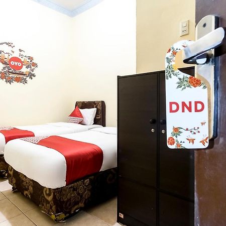 Oyo 723 Penginapan Nia Mandiri Syariah Medan Ngoại thất bức ảnh