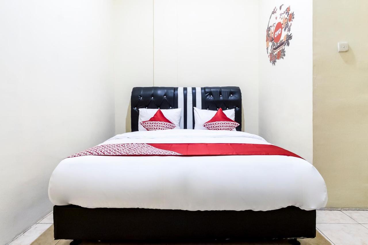 Oyo 723 Penginapan Nia Mandiri Syariah Medan Ngoại thất bức ảnh
