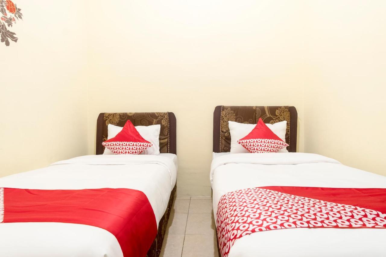 Oyo 723 Penginapan Nia Mandiri Syariah Medan Ngoại thất bức ảnh