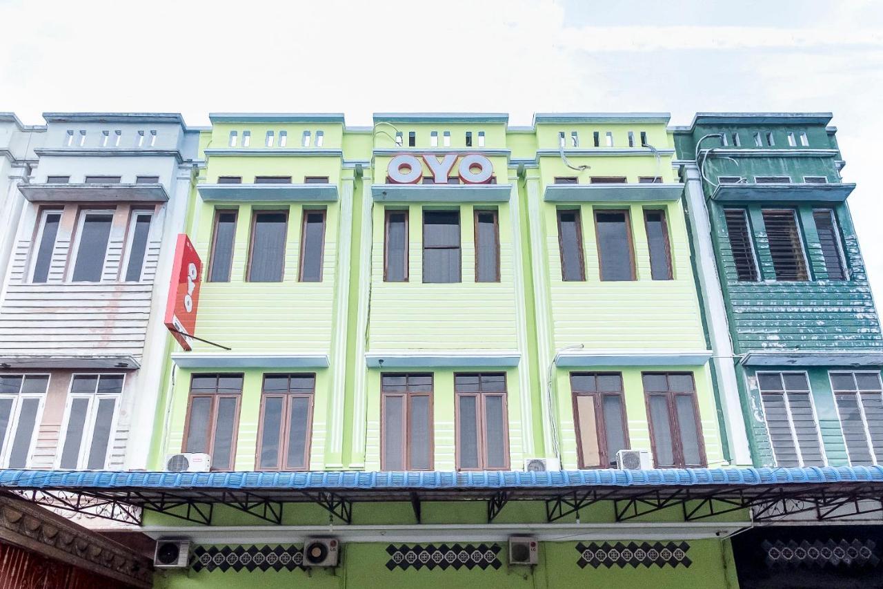 Oyo 723 Penginapan Nia Mandiri Syariah Medan Ngoại thất bức ảnh