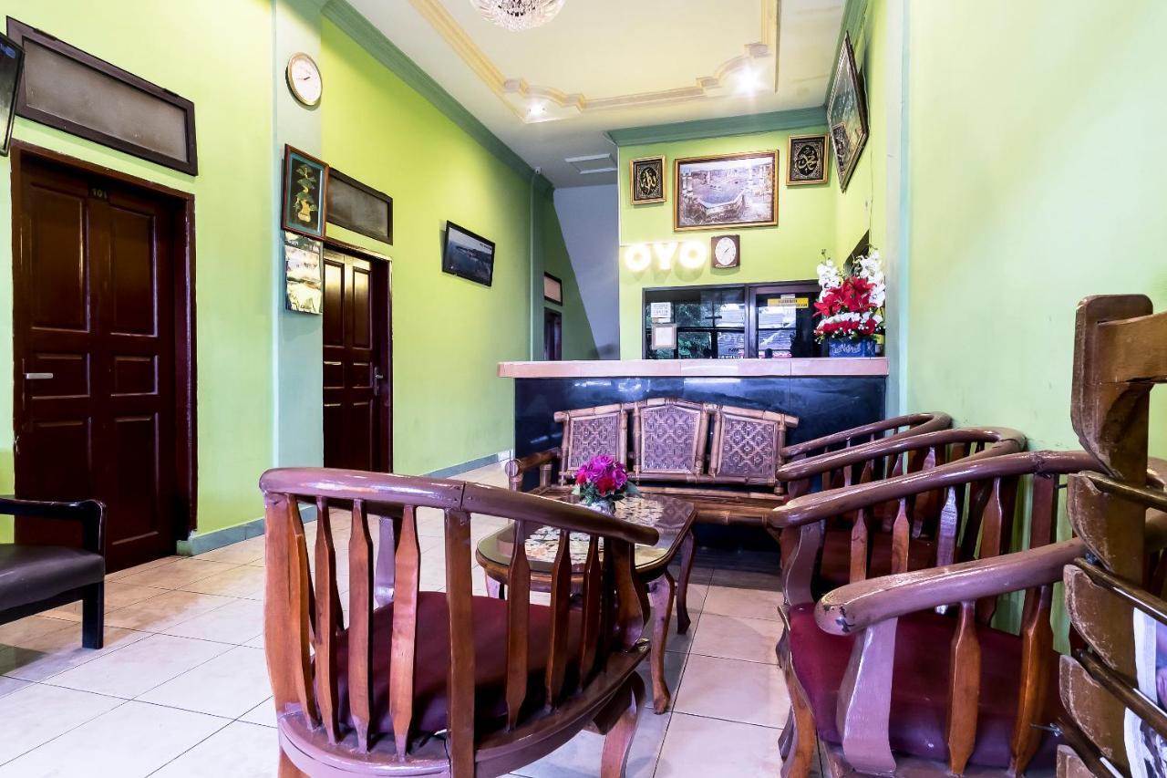 Oyo 723 Penginapan Nia Mandiri Syariah Medan Ngoại thất bức ảnh