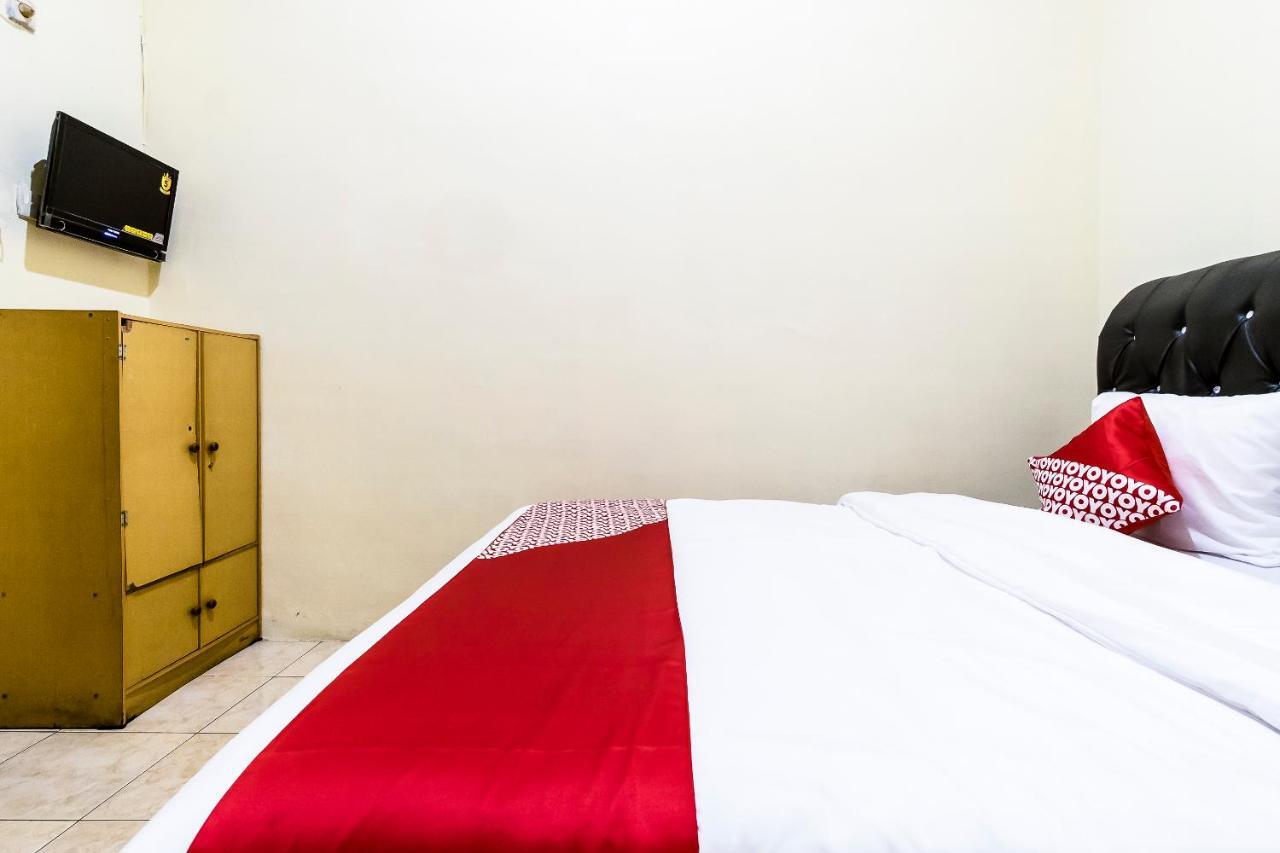Oyo 723 Penginapan Nia Mandiri Syariah Medan Ngoại thất bức ảnh