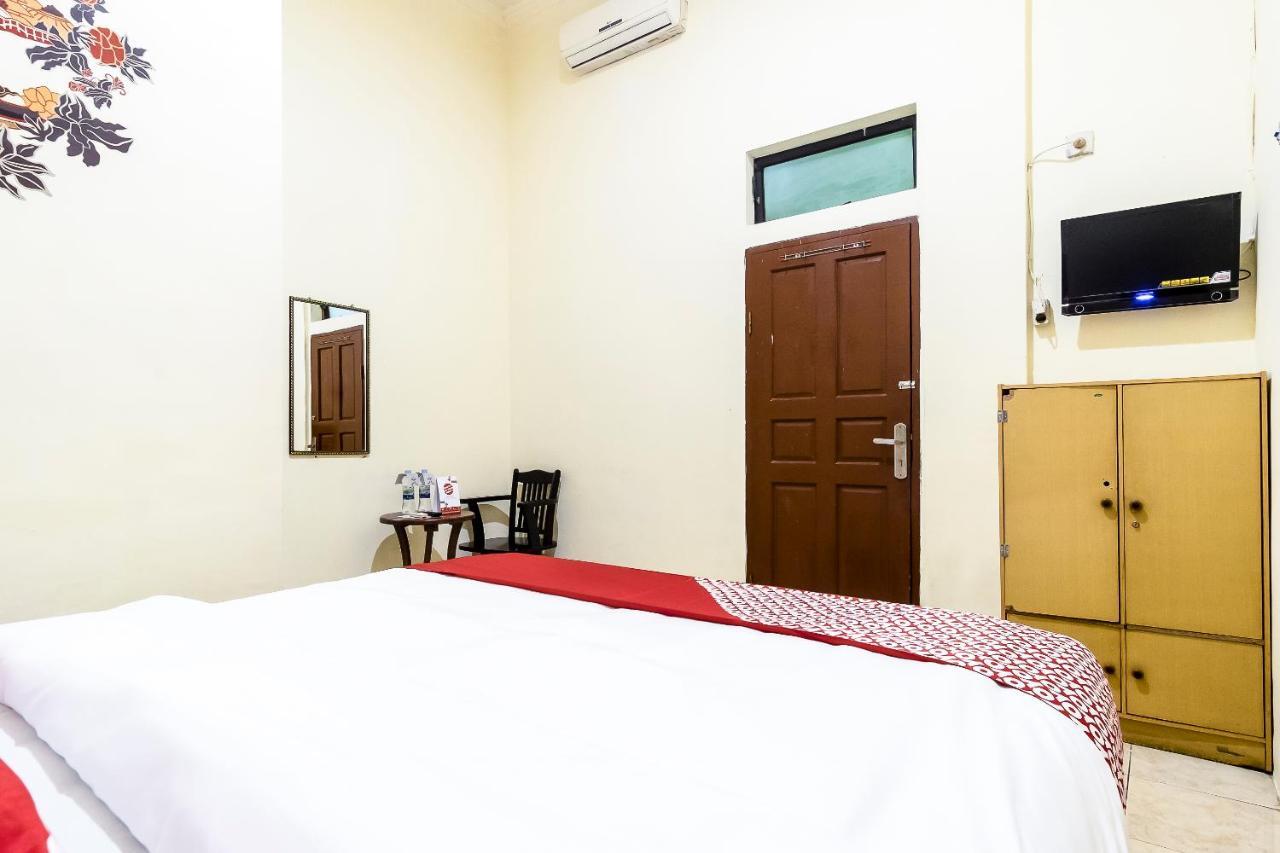 Oyo 723 Penginapan Nia Mandiri Syariah Medan Ngoại thất bức ảnh