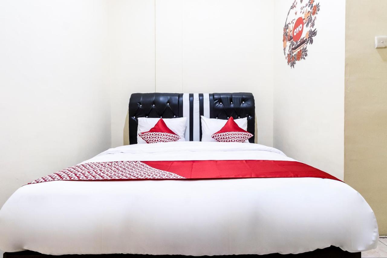 Oyo 723 Penginapan Nia Mandiri Syariah Medan Ngoại thất bức ảnh