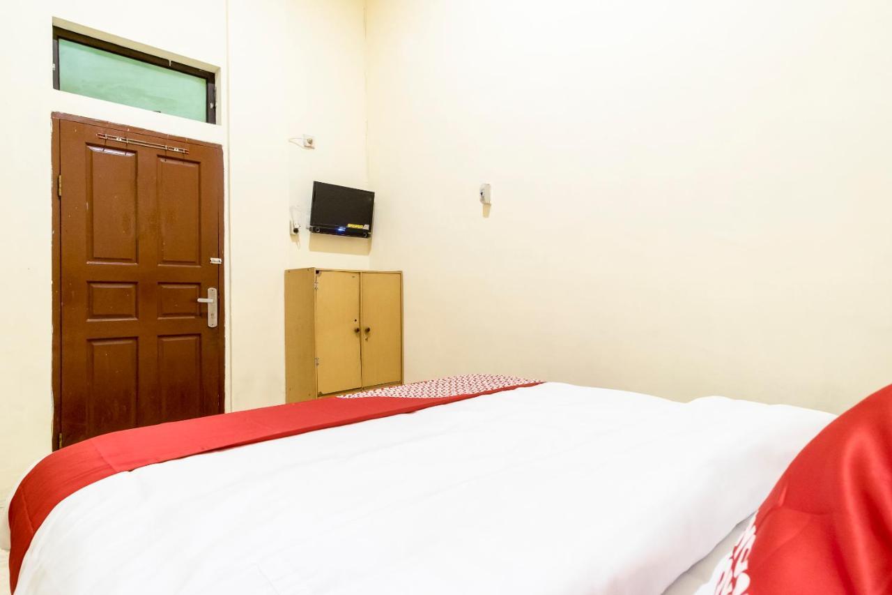 Oyo 723 Penginapan Nia Mandiri Syariah Medan Ngoại thất bức ảnh